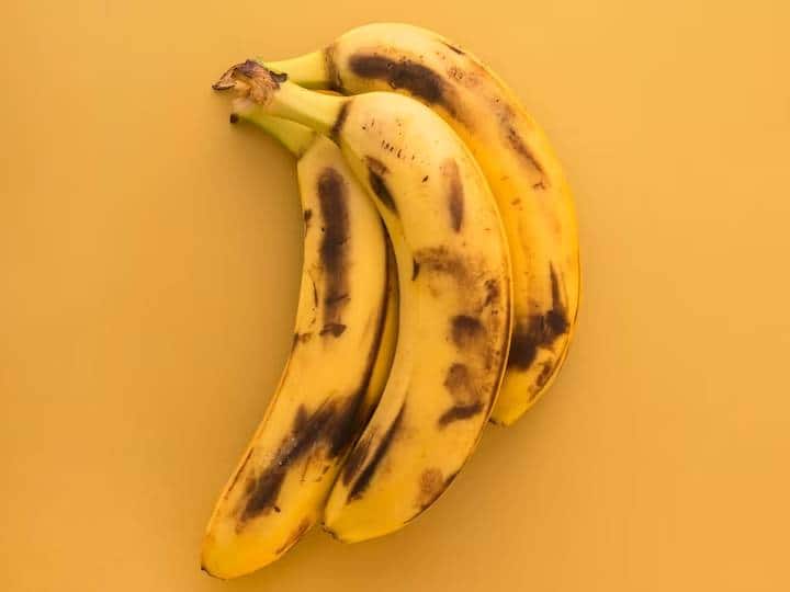 रातभर में पका हुआ केला होने लगता है काला, तो गर्मी में इस तरह से रखें फ्रेश