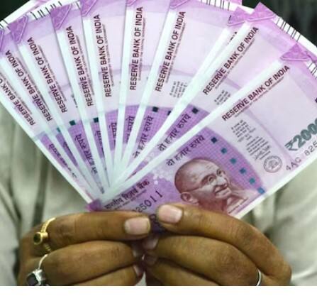 ਇਸ ਤਸਵੀਰ ਨੂੰ ਦੇਖਣ ਤੋਂ ਬਾਅਦ ਕਦੇ ਤੁਹਾਡੇ ਮਨ 'ਚ ਇਹ ਸਵਾਲ ਆਇਆ ਹੈ ਕਿ ਗਾਂਧੀ ਜੀ ਦੀ ਇਹ ਤਸਵੀਰ ਕਿੱਥੇ ਸੀ ਅਤੇ ਕਿਸ ਨੇ ਲਈ ਸੀ? ਕੀ ਇਹ ਤਸਵੀਰ ਖਾਸ ਤੌਰ 'ਤੇ ਨੋਟਸ ਲਈ ਹੀ ਲਈ ਗਈ ਸੀ ਜਾਂ ਕੀ ਕਹਾਣੀ ਵਿਚ ਹੋਰ ਵੀ ਹੈ? ਅੱਜ ਇਸ ਲੇਖ ਵਿਚ ਤੁਹਾਨੂੰ ਇਨ੍ਹਾਂ ਸਾਰੇ ਸਵਾਲਾਂ ਦੇ ਜਵਾਬ ਮਿਲਣ ਜਾ ਰਹੇ ਹਨ।