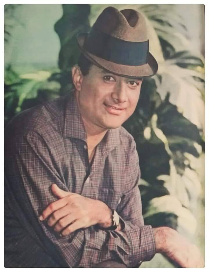 फिर काफी संघर्षों के बाद देव की जिंदगी में वो पल आया जिसका उन्हें बचपन से इंतजार था. साल 1946 में उनको अपनी पहली बॉलीवुड फिल्म मिली. जिसका नाम ‘हम एक है’ था. ये फिल्म प्यारेलाल संतोषी बनाई थी. फिर एक्टर को ठीक दो साल बाद फिल्म ‘जिद्दी’ में लीड रोल निभाने का मौका मिला. ये फिल्म और उसके गाने खूब हिद और देव आनंद स्टार बन गए.