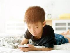 ਕੀ ਤੁਸੀਂ ਬੱਚਿਆਂ ਨੂੰ ਚੁੱਪ ਕਰਾਉਣ ਲਈ ਉਨ੍ਹਾਂ ਨੂੰ ਦੇ ਦਿੰਦੇ ਹੋ ਫ਼ੋਨ?, ਤਾਂ ਹੋ ਜਾਓ ਸਾਵਧਾਨ