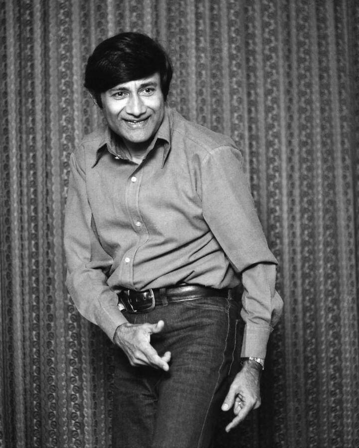 बता दें कि देव आनंद को साल 1991 में फिल्मफेयर लाइफटाइम अचीवमेंट अवॉर्ड और साल 2001 में पद्म भूषण से नवाजा गया था. इसके अलावा उन्हें हिंदी सिनेमा का सबसे बड़ा दादासाहेब फाल्के पुरस्कार भी मिल चुका है.