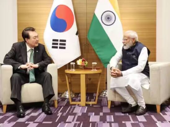 ਪ੍ਰਧਾਨ ਮੰਤਰੀ ਨਰਿੰਦਰ ਮੋਦੀ ਨੇ ਦੱਖਣੀ ਕੋਰੀਆ ਦੇ ਰਾਸ਼ਟਰਪਤੀ ਯੂਨ ਸੁਕ ਯੇਓਲ ਨਾਲ ਮੁਲਾਕਾਤ ਕੀਤੀ। ਉਨ੍ਹਾਂ ਭਾਰਤ ਅਤੇ ਕੋਰੀਆ ਦਰਮਿਆਨ ਦੋਸਤੀ ਅਤੇ ਵਿਕਾਸ ਦੇ ਖੇਤਰਾਂ ਨੂੰ ਮਜ਼ਬੂਤ ਕਰਨ ਬਾਰੇ ਗੱਲ ਕੀਤੀ।