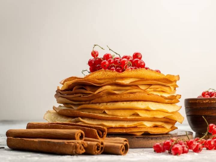 खीरे को धोकर साफ कर लीजिए, फिर खीरे को एक प्याले में कद्दूकस कर लीजिए. एक दूसरे बर्तन में सूजी, दही, हरी मिर्च, कटा हुआ हरा धनिया, सोया आटा, नमक और कद्दूकस किया हुआ खीरा डालें.