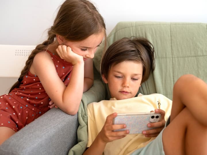 Read more about the article बच्चों को चुप कराने के लिए उन्हें पकड़ा देते हैं फोन? अगर हां, तो जरा ये शॉकिंग रिपोर्ट पढ़ लीजिए