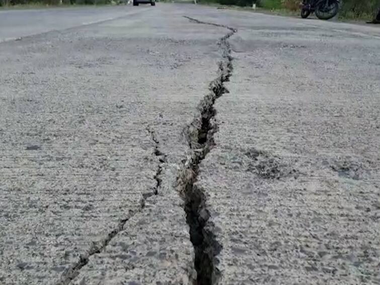 Bad condition of Latur Zaheerabad highway as cracks on the highway within a year accident rate increased Latur News : लातूर-जहीराबाद महामार्गाची दूरवस्था; एकाच वर्षात महामार्गाला भेगा, अपघाताचे प्रमाण वाढले