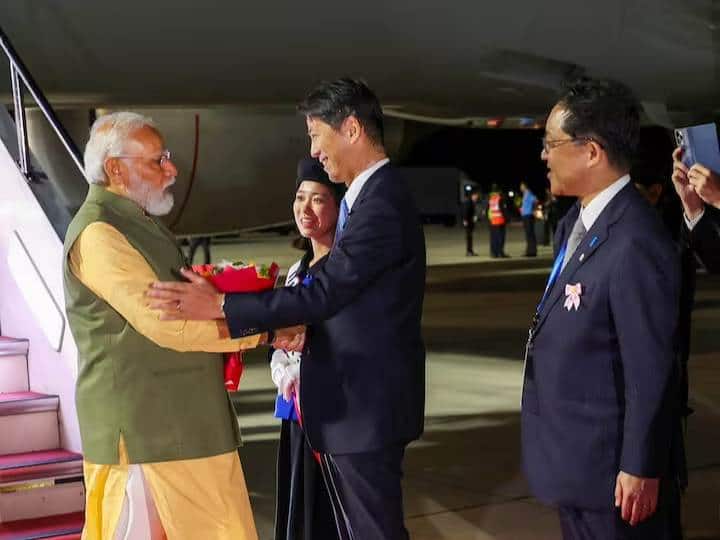 G 7 Summit: प्रधानमंत्री नरेंद्र मोदी शुक्रवार (19 मई) को जी7 शिखर सम्मेलन के लिए जापान पहुंचे है. इस दौरान उन्होंने कई लोगों से मुलाकात की. साथ ही महात्मा गांधी की मूर्ति का अनावरण भी किया.