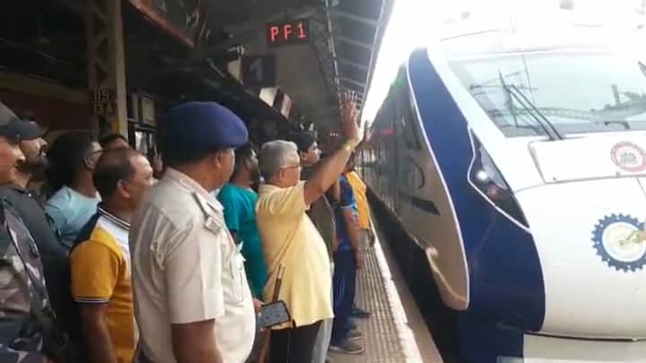 বৃহস্পতিবার ছাড়া সপ্তাহের প্রতিদিন চলবে হাওড়া-পুরী বন্দে ভারত এক্সপ্রেস। হাওড়া থেকে ছেড়ে প্রথম দাঁড়াবে খড়গপুরে।