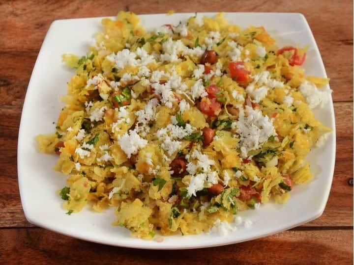 Poha Health Benefits: पोहा एक बहुत ही स्वादिष्ट व्यंजन है, जिसे भारतीय लोग सुबह के नाश्ते में खाना पसंद करते हैं. पोहा की खास बात यह है कि ये टेस्टी होने के साथ-साथ हेल्दी भी होता है.