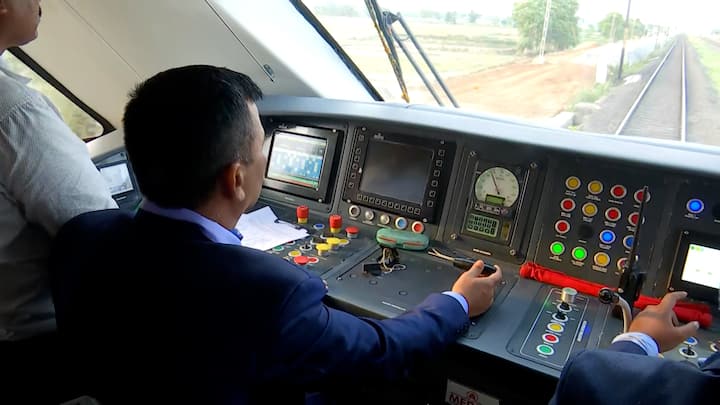 বৃহস্পতিবার সন্ধে নাগাদ, আগামী রবিবার পর্যন্ত হাওড়া-পুরী বন্দে ভারত এক্সপ্রেসের সমস্ত ১১২৮ টি আসনের টিকিট বুক করা হয়েছে বলে জানা গিয়েছে।