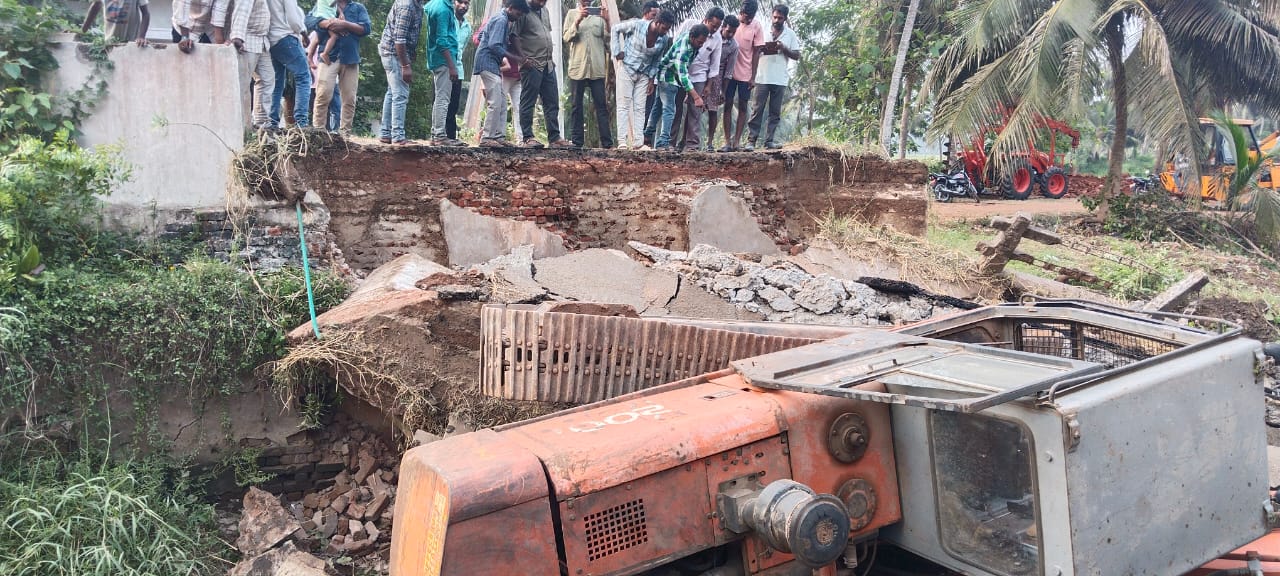 Konaseema Bridge Collapsed: వంతెనపై పొక్లెయినర్‌తో పనులు, ఒక్కసారిగా కూలిన వంతెన, ప్రాణాలతో బయటపడ్డ ఆపరేటర్!