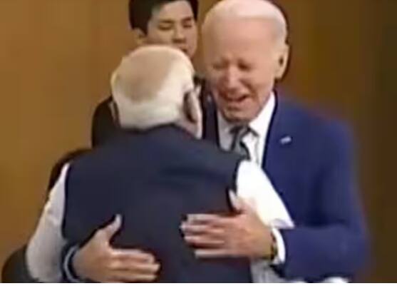 ਪ੍ਰਧਾਨ ਮੰਤਰੀ ਨਰਿੰਦਰ ਮੋਦੀ ਨੇ ਅਮਰੀਕਾ ਦੇ ਰਾਸ਼ਟਰਪਤੀ ਜੋਅ ਬਿਡੇਨ ਨਾਲ ਵੀ ਮੁਲਾਕਾਤ ਕੀਤੀ, ਜੋ ਮੀਟਿੰਗ ਵਿੱਚ ਸ਼ਾਮਲ ਹੋਏ। ਬਿਡੇਨ ਨੇ ਪੀਐਮ ਮੋਦੀ ਨੂੰ ਦੇਖਦੇ ਹੀ ਉਨ੍ਹਾਂ ਨੂੰ ਗਲੇ ਲਗਾਇਆ।