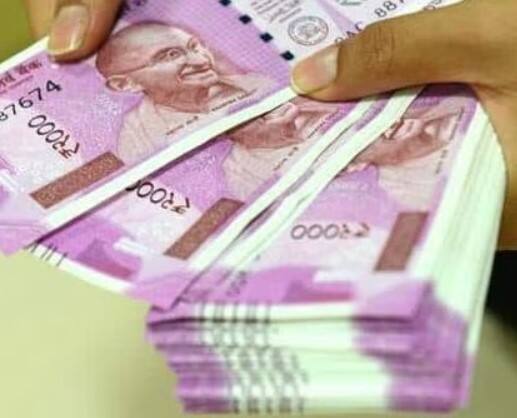 2000 Rupee Note: ਆਰਬੀਆਈ ਨੇ 2000 ਰੁਪਏ ਦੇ ਨੋਟ ਸਰਕੁਲੇਸ਼ਨ ਨੂੰ ਬੰਦ ਕਰਨ ਦਾ ਐਲਾਨ ਕੀਤਾ ਹੈ। ਵੈਸੇ ਤਾਂ 2000 ਰੁਪਏ ਦੇ ਨੋਟ ਕਾਫੀ ਸਮਾਂ ਪਹਿਲਾਂ ਬਾਜ਼ਾਰ ਵਿੱਚ ਆਉਣੇ ਬੰਦ ਹੋ ਗਏ ਸਨ ਪਰ ਤੁਹਾਨੂੰ ਯਾਦ ਹੋਵੇਗਾ ਕਿ ਇਸ ਨੋਟ ਦੇ ਇੱਕ ਪਾਸੇ ਮੰਗਲਯਾਨ ਅਤੇ ਦੂਜੇ ਪਾਸੇ ਮਹਾਤਮਾ ਗਾਂਧੀ ਦੀ ਮੁਸਕਰਾਉਂਦੀ ਤਸਵੀਰ ਛਪੀ ਹੋਈ ਹੈ। ਖਾਸ ਗੱਲ ਇਹ ਹੈ ਕਿ ਗਾਂਧੀ ਜੀ ਦੀ ਇਹ ਤਸਵੀਰ ਉਨ੍ਹਾਂ ਤਸਵੀਰਾਂ ਤੋਂ ਬਿਲਕੁਲ ਵੱਖਰੀ ਹੈ ਜੋ ਕਿਤਾਬਾਂ ਜਾਂ ਪੋਸਟਰਾਂ 'ਚ ਦਿਖਾਈ ਦਿੰਦੀਆਂ ਹਨ।