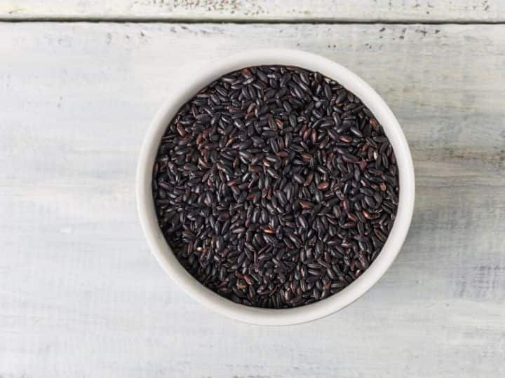 डायबिटीज एक ऐसी बीमारी है, जिसमें खानपान को लेकर बहुत ज्यादा परहेज करने की जरूरत होती है. भले ही आप सफेद चावल का सेवन नहीं कर सकते. लेकिन एक चावल है, जिसका आप बेझिझक सेवन कर सकते हैं और वो है 'काला चावल' यानी 'ब्लैक राइस'.