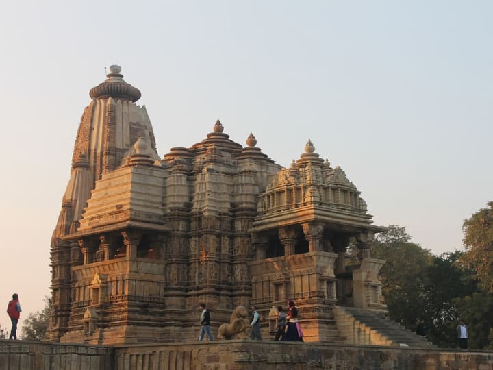history of khajuraho temples know why and who made they statues खजुराहो के मंदिर पर बनी तस्वीरों की क्या कहानी है? वहां ऐसी आकृति क्यों बनाई गई हैं?