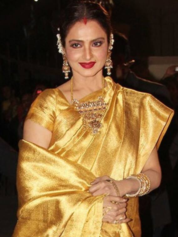 स्टाइलिश और अट्रैक्टिव दिखने के लिए रिक्रिएट करें ये सिल्क साड़ी लुक