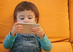 ਕੀ ਤੁਸੀਂ ਬੱਚਿਆਂ ਨੂੰ ਚੁੱਪ ਕਰਾਉਣ ਲਈ ਉਨ੍ਹਾਂ ਨੂੰ ਦੇ ਦਿੰਦੇ ਹੋ ਫ਼ੋਨ?, ਤਾਂ ਹੋ ਜਾਓ ਸਾਵਧਾਨ