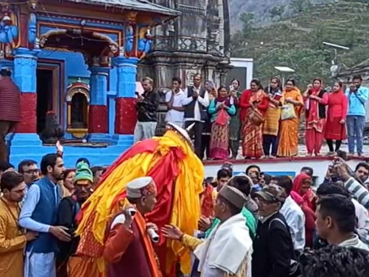 Uttarakhand News: ओंकारेश्वर मंदिर से कैलाश के लिए रवाना हुई मदमहेश्वर की चल विग्रह उत्सव डोली, जानिए कब खुलेंगे कपाट Doli of lord madmaheshwar feft for kailash from omkareshwar temple doors will open on 22nd May ANN Uttarakhand News: ओंकारेश्वर मंदिर से कैलाश के लिए रवाना हुई मदमहेश्वर की चल विग्रह उत्सव डोली, जानिए कब खुलेंगे कपाट