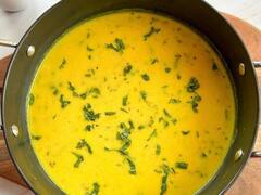 दही वाली तो कढ़ी खाई है अब ट्राई करें कच्चे आम की कढ़ी...यहां देखें रेसिपी