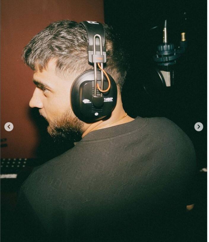 ਕਰਨ ਦੀਆਂ ਤਸਵੀਰਾਂ ਉੱਪਰ ਇੱਕ ਯੂਜ਼ਰ ਨੇ ਕਮੈਂਟ ਕਰ ਲਿਖਿਆ, ਕਾਟੋਂ ਫੁੱਲਾਂ ਤੇ ਖੇਡੇ... ਇਸ ਤੋਂ ਇਲਾਵਾ ਪ੍ਰਸ਼ੰਸਕ ਹਾਰਟ ਇਮੋਜ਼ੀ ਸ਼ੇਅਰ ਕਰ ਰਹੇ ਹਨ।