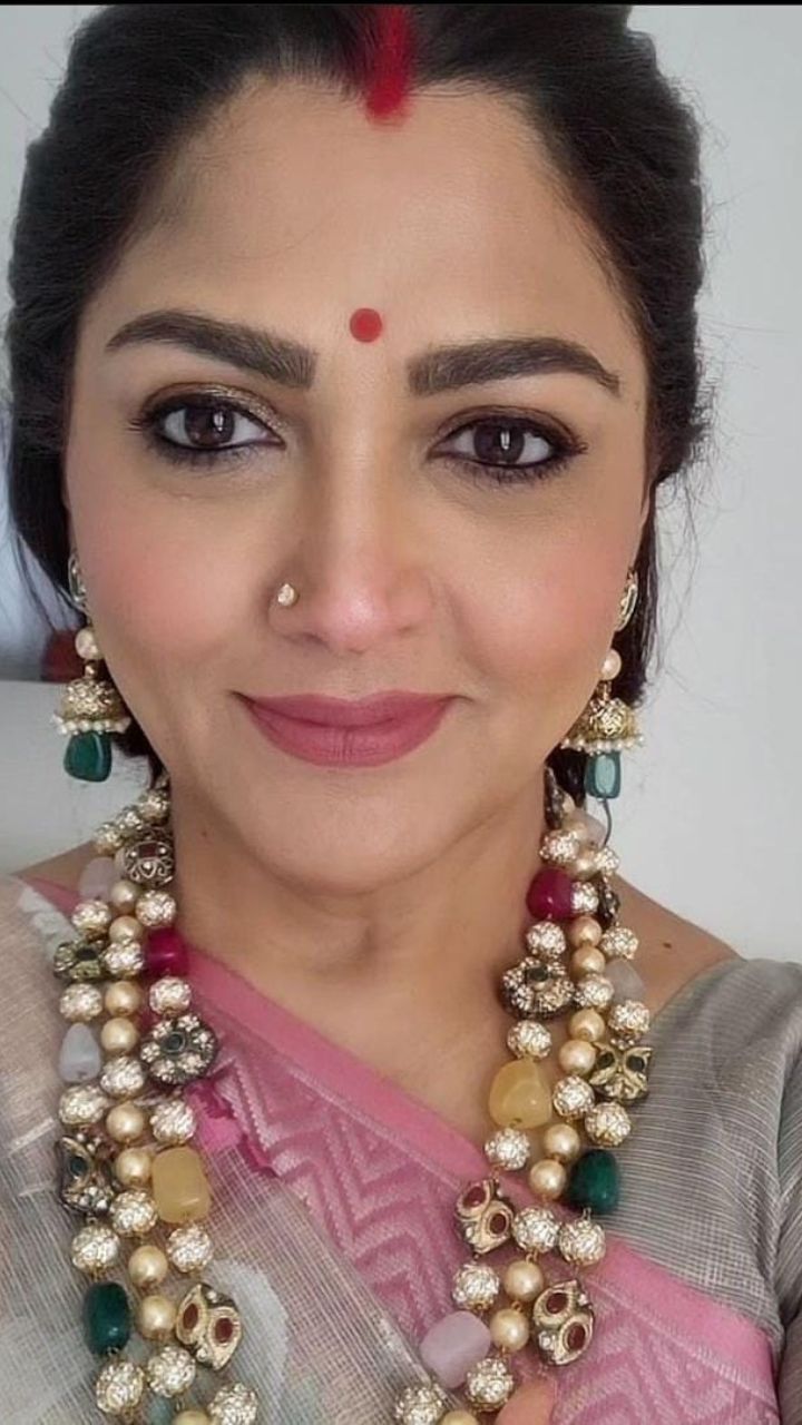 பின், தமிழ் சினிமாவில் பிரபுவுடன் பல படங்களில் நடித்து வந்தார்