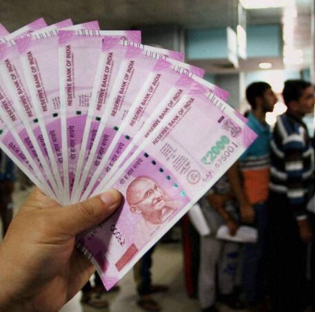 2000 ਦੇ ਨੋਟ 'ਤੇ ਛਪੀ ਤਸਵੀਰ- ਮਾਰਚ 1997 ਵਿਚ 50 ਰੁਪਏ ਅਤੇ ਅਕਤੂਬਰ 1997 ਵਿਚ 500 ਰੁਪਏ ਦੇ ਗਾਂਧੀ ਸੀਰੀਜ਼ ਦੇ ਨੋਟ ਵੀ ਜਾਰੀ ਕੀਤੇ ਗਏ ਸਨ। ਇਸ ਤੋਂ ਬਾਅਦ ਨਵੰਬਰ 2000 ਵਿੱਚ 1000 ਰੁਪਏ, ਅਗਸਤ 2001 ਵਿੱਚ 20 ਰੁਪਏ ਅਤੇ ਨਵੰਬਰ 2001 ਵਿੱਚ 5 ਰੁਪਏ ਦੇ ਨੋਟ ਜਾਰੀ ਕੀਤੇ ਗਏ। 500 ਅਤੇ 2000 ਦੇ ਨਵੇਂ ਨੋਟਾਂ 'ਤੇ ਵੀ ਗਾਂਧੀ ਜੀ ਦੀ ਇਹੀ ਤਸਵੀਰ ਛਪੀ ਹੈ, ਯਾਨੀ ਇਹ ਵੀ ਗਾਂਧੀ ਸੀਰੀਜ਼ ਦੇ ਨੋਟ ਹਨ।