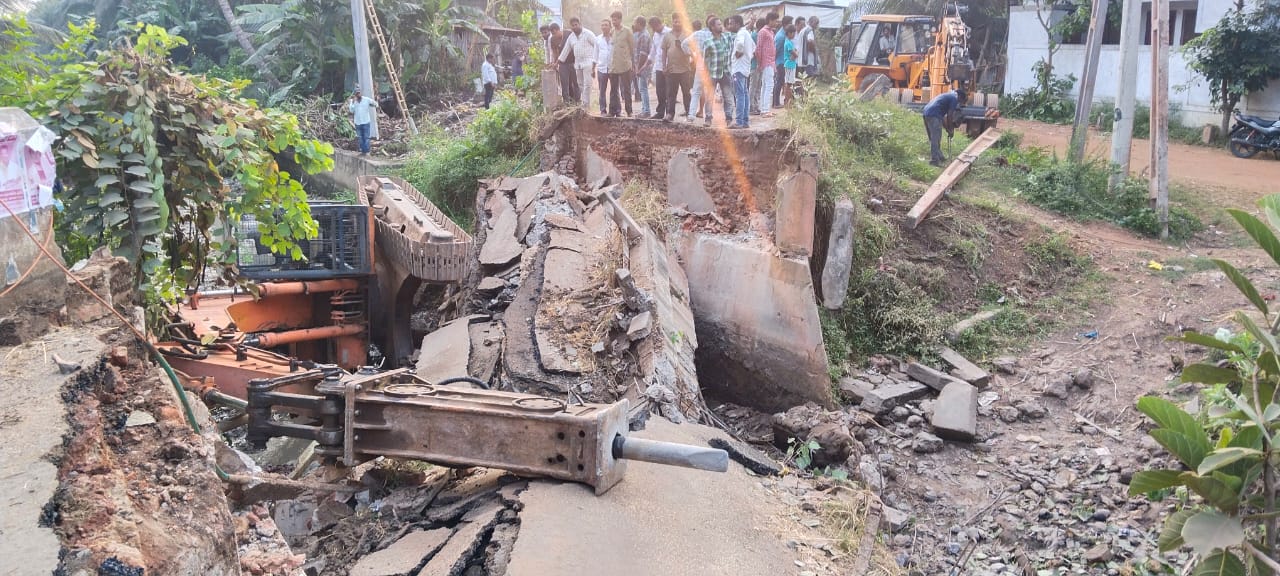 Konaseema Bridge Collapsed: వంతెనపై పొక్లెయినర్‌తో పనులు, ఒక్కసారిగా కూలిన వంతెన, ప్రాణాలతో బయటపడ్డ ఆపరేటర్!