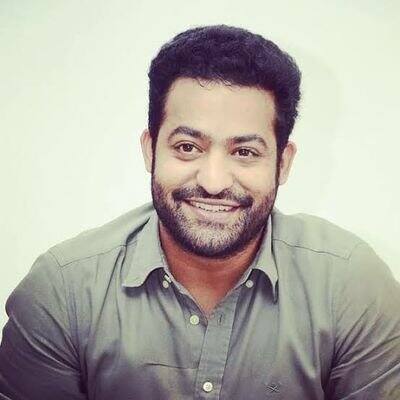 ஜூனியர் என்.டி.ஆர் பழம்பெரும் தெலுங்கு நடிகரும் ஆந்திரப் பிரதேச முன்னாள் முதல்வருமான என்.டி.ராமராவின் பேரன் ஆவார்.