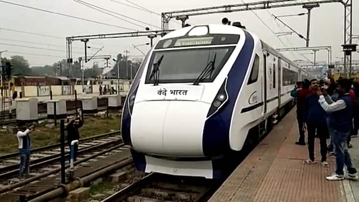 চাকা গড়াল হাওড়া-পুরী বন্দে ভারত ( Howrah Puri Vande Bharat ) এক্সপ্রেসের। সকাল ৬টা ১০ মিনিটে হাওড়া স্টেশন থেকে পুরীর উদ্দেশ্যে রওনা দেয় এ রাজ্যের দ্বিতীয় সেমি হাইস্পিড ট্রেন।