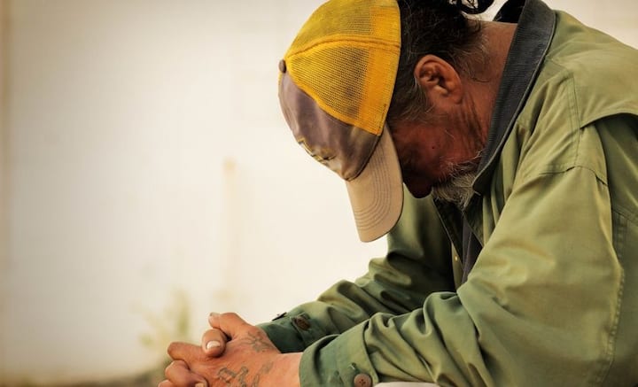 তাতে বাড়িতে তো বটেই, বাইরেও প্রায়শ সমস্যায় পড়তে হয়। অফিসে বসে একটানা কাজ করা যায় না। কখনও কখনও তার জন্য পেটের ফোলা ভাব, ক্লান্তি, মাথার যন্ত্রণা, কোষ্ঠকাঠিন্য, বমি বমি ভাবও দেখা দেয়।