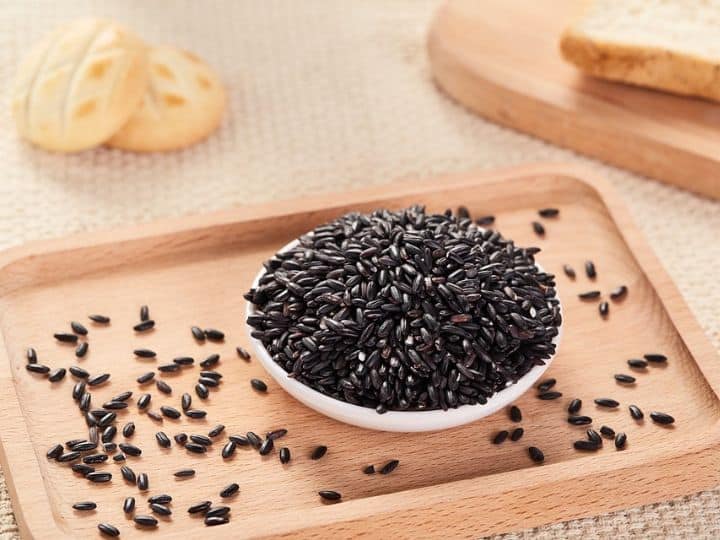 Black Rice For Diabetes Patients: भारत के पकवानों में शामिल होने वाला चावल एक महत्वपूर्ण अनाज है. लेकिन डायबिटीज के मरीजों के लिए सफेद चावल को जहर माना गया है, क्योंकि ये शुगर का लेवल बढ़ा सकता है.