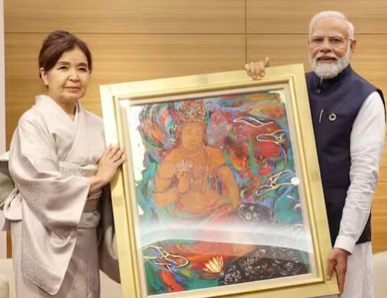 ਪ੍ਰਧਾਨ ਮੰਤਰੀ ਮੋਦੀ ਨੇ ਮਸ਼ਹੂਰ ਜਾਪਾਨੀ ਕਲਾਕਾਰ ਅਤੇ ਲੇਖਕ ਹੀਰੋਕੋ ਤਾਕਾਯਾਮਾ ਨਾਲ ਗੱਲਬਾਤ ਕੀਤੀ ਅਤੇ ਦੋਵਾਂ ਦੇਸ਼ਾਂ ਨੂੰ ਨੇੜੇ ਲਿਆਉਣ ਵਿੱਚ ਉਨ੍ਹਾਂ ਦੇ ਯੋਗਦਾਨ ਲਈ ਉਨ੍ਹਾਂ ਦੀ ਸ਼ਲਾਘਾ ਕੀਤੀ।