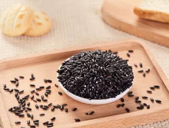 Black Rice For Diabetes Patients: ਚਾਵਲ ਭਾਰਤੀ ਪਕਵਾਨਾਂ ਵਿੱਚ ਸ਼ਾਮਲ ਇੱਕ ਮਹੱਤਵਪੂਰਨ ਅਨਾਜ ਹੈ। ਪਰ ਸ਼ੂਗਰ ਦੇ ਮਰੀਜ਼ਾਂ ਲਈ ਚਿੱਟੇ ਚਾਵਲਾਂ ਨੂੰ ਜ਼ਹਿਰ ਮੰਨਿਆ ਜਾਂਦਾ ਹੈ, ਕਿਉਂਕਿ ਇਹ ਸ਼ੂਗਰ ਦੇ ਪੱਧਰ ਨੂੰ ਵਧਾ ਸਕਦਾ ਹੈ।