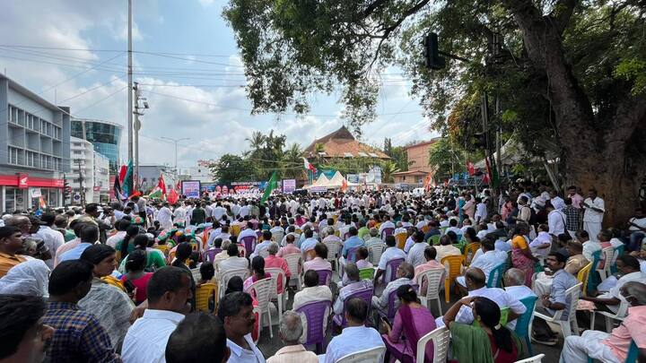 Hundreds of UDF workers gathered to lay siege at the Secretariat (Credit: Twitter/@INCKerala)