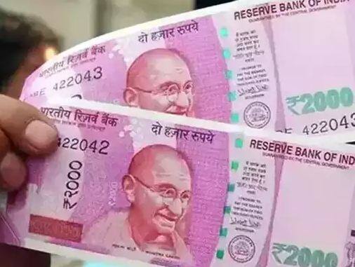 ਜੇ ਤੁਹਾਨੂੰ ਜਾਅਲੀ ਨੋਟ ਮਿਲੇ ਤਾਂ ਕੀ ਹੋਵੇਗਾ : ਕਾਊਂਟਰ 'ਤੇ ਦਿੱਤੇ ਨੋਟਾਂ ਦੀ ਮਸ਼ੀਨਾਂ ਰਾਹੀਂ ਜਾਂਚ ਕੀਤੀ ਜਾਵੇਗੀ। ਜੇ ਕੋਈ ਨੋਟ ਨਕਲੀ ਪਾਇਆ ਜਾਂਦਾ ਹੈ ਤਾਂ ਉਸ ਦੇ ਪੈਸੇ ਗਾਹਕ ਨੂੰ ਨਹੀਂ ਦਿੱਤੇ ਜਾਣਗੇ। ਇਸ ਨਕਲੀ ਨੋਟ 'ਤੇ ਜਾਅਲੀ ਕਰੰਸੀ ਦੀ ਮੋਹਰ ਲਗਾਈ ਜਾਵੇਗੀ ਅਤੇ ਜ਼ਬਤ ਕਰ ਲਿਆ ਜਾਵੇਗਾ। ਨਾਲ ਹੀ, ਇਸ ਨੂੰ ਇੱਕ ਵੱਖਰੇ ਰਜਿਸਟਰ ਵਿੱਚ ਨੋਟ ਕੀਤਾ ਜਾਵੇਗਾ। ਨਕਲੀ ਨੋਟ ਵਾਪਸ ਨਹੀਂ ਕੀਤੇ ਜਾਣਗੇ। ਜੇਕਰ ਕੋਈ ਬੈਂਕ ਅਜਿਹਾ ਕਰਦਾ ਹੈ ਤਾਂ ਉਸ ਬੈਂਕ ਦੀ ਨਕਲੀ ਨੋਟ ਵਿੱਚ ਸ਼ਮੂਲੀਅਤ ਮੰਨੀ ਜਾਵੇਗੀ ਅਤੇ ਜੁਰਮਾਨਾ ਲਾਇਆ ਜਾਵੇਗਾ।