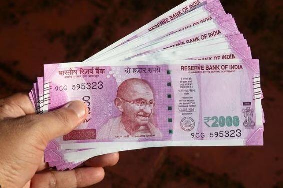 ਹੋ ਸਕਦੀ ਹੈ ਕਾਨੂੰਨੀ ਕਾਰਵਾਈ : ਰਿਜ਼ਰਵ ਬੈਂਕ ਦਾ ਕਹਿਣਾ ਹੈ ਕਿ ਜੇ 4 ਨੰਬਰ ਤੱਕ ਨਕਲੀ ਨੋਟ ਮਿਲੇ ਤਾਂ ਪੁਲਿਸ ਨੂੰ ਇਸ ਦੀ ਸੂਚਨਾ ਦਿੱਤੀ ਜਾਵੇਗੀ। ਜੇ 5 ਨੋਟ ਮਿਲੇ ਤਾਂ ਨੋਡਲ ਅਫਸਰ ਤੁਰੰਤ ਸਥਾਨਕ ਪੁਲਿਸ ਨੂੰ ਸੂਚਿਤ ਕਰੇਗਾ ਅਤੇ ਐਫਆਈਆਰ ਦਰਜ ਕਰਕੇ ਜਾਂਚ ਕੀਤੀ ਜਾਵੇਗੀ। ਐਫਆਈਆਰ ਦੀ ਇੱਕ ਕਾਪੀ ਬੈਂਕ ਦੀ ਮੁੱਖ ਸ਼ਾਖਾ ਨੂੰ ਭੇਜੀ ਜਾਵੇਗੀ।