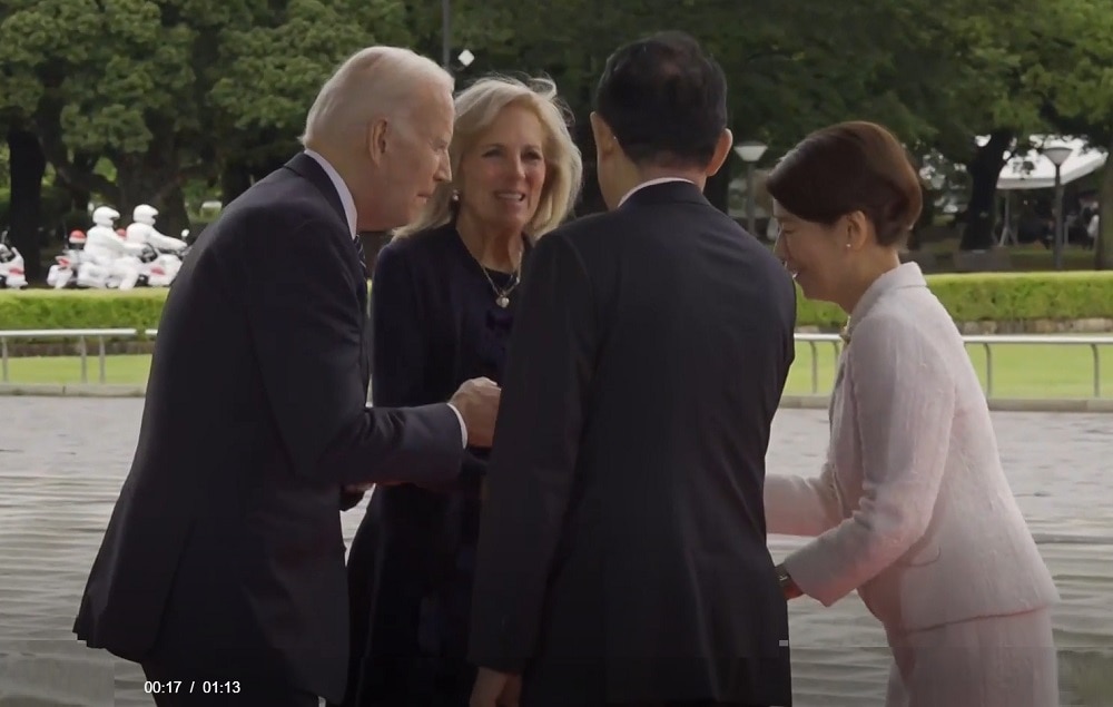Joe Biden: G7 समिट में सीढ़ियों से गिरते-गिरते बचे अमेरिकी राष्‍ट्रपति बाइडेन, लड़खड़ाने पर ऐसे खुद को संभाला देखिए