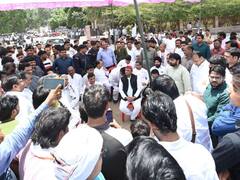 सैफई में अखिलेश यादव के साथ दिखा पूरा कुनबा, ताई के निधन पर परिवार के ये दिग्गज दिखे एक साथ