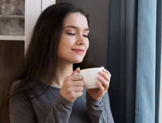 ਚਾਹ ਜ਼ਿਆਦਾਤਰ ਲੋਕਾਂ ਦੀ ਰੋਜ਼ਾਨਾ ਰੁਟੀਨ ਦਾ ਜ਼ਰੂਰੀ ਹਿੱਸਾ ਹੈ। ਇਸ ਤੋਂ ਬਿਨਾਂ ਨਾ ਸਵੇਰ ਹੁੰਦੀ ਹੈ ਨਾ ਸ਼ਾਮ ਹੁੰਦੀ ਹੈ। ਪਰ ਰੁਝੇਵਿਆਂ ਕਾਰਨ ਲੋਕ ਚਾਹ ਪੀਣ ਤੋਂ ਬਾਅਦ ਕੁਝ ਅਜਿਹੀਆਂ ਗਲਤੀਆਂ ਕਰ ਦਿੰਦੇ ਹਨ, ਜਿਸ ਕਾਰਨ ਉਨ੍ਹਾਂ ਦੀ ਸਿਹਤ 'ਤੇ ਅਸਰ ਪੈਣ ਲੱਗਦਾ ਹੈ।