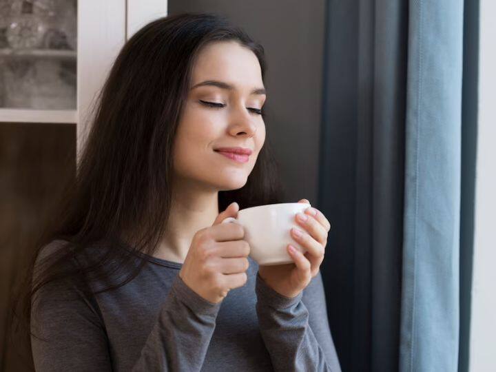 चाय ज्यादातर लोगों के डेली रूटीन का एक जरूरी हिस्सा होता है. इसके बिना न सुबह होती है और ना ही शाम होती है. लेकिन बिज़ी शेड्यूल की वजह से लोग चाय पीने के बाद कुछ ऐसी गलतियां कर बैठते हैं, जिनसे उनकी सेहत पर बुरा प्रभाव पड़ने लगता है.