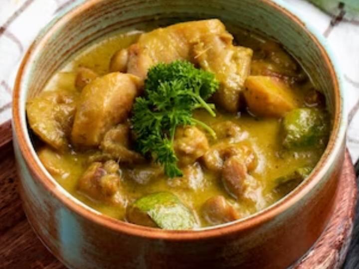 एक फ्राई पैन रखें और उसमें तेल डालें. तेल के गरम होते ही इसमें प्याज डालकर नर्म होने तक भूनें.अब थाई ग्रीन करी पेस्ट डालें और मिश्रण को अच्छी तरह चलाएं.