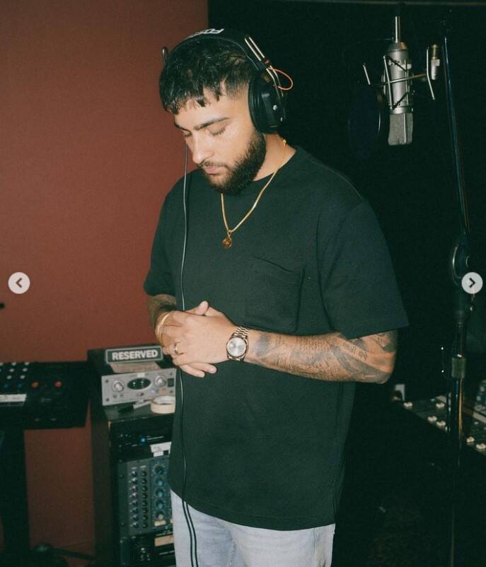 ਇਨ੍ਹਾਂ ਦਾ ਗਾਇਆ ਹਰ ਗੀਤ ਜ਼ਬਰਦਸਤ ਹਿੱਟ ਹੁੰਦਾ ਹੈ। ਕਰਨ ਔਜਲਾ ਨੇ ਆਪਣੇ ਦਮ ਤੇ ਦੁਨੀਆ ਭਰ ਵਿੱਚ ਵੱਖਰਾ ਮੁਕਾਮ ਹਾਸਿਲ ਕੀਤਾ ਹੈ। ਉਨ੍ਹਾਂ ਨੇ ਇੱਥੇ ਤੱਕ ਪਹੁੰਚਣ ਲਈ ਸਖ਼ਤ ਮੇਹਨਤ ਕੀਤੀ ਹੈ।