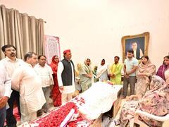 सैफई में अखिलेश यादव के साथ दिखा पूरा कुनबा, ताई के निधन पर परिवार के ये दिग्गज दिखे एक साथ