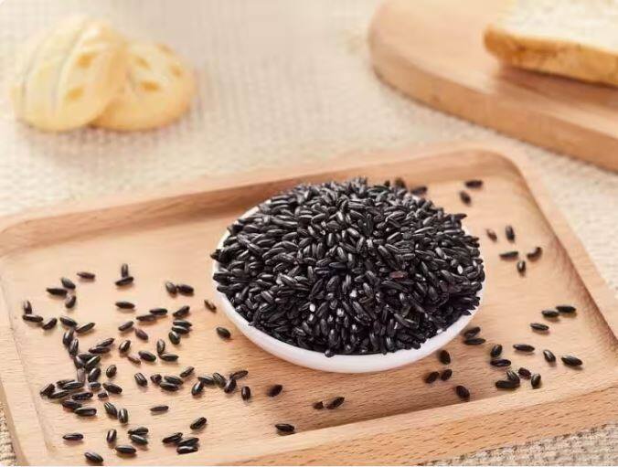 Black Rice For Diabetes Patients:ਚੌਲ ਭਾਰਤੀ ਪਕਵਾਨਾਂ ਵਿੱਚ ਸ਼ਾਮਲ ਇੱਕ ਮਹੱਤਵਪੂਰਨ ਅਨਾਜ ਹੈ। ਪਰ ਸ਼ੂਗਰ ਦੇ ਮਰੀਜ਼ਾਂ ਲਈ ਚਿੱਟੇ ਚੌਲਾਂ ਨੂੰ ਜ਼ਹਿਰ ਮੰਨਿਆ ਜਾਂਦਾ ਹੈ, ਕਿਉਂਕਿ ਇਹ ਸ਼ੂਗਰ ਦੇ ਪੱਧਰ ਨੂੰ ਵਧਾ ਸਕਦਾ ਹੈ।