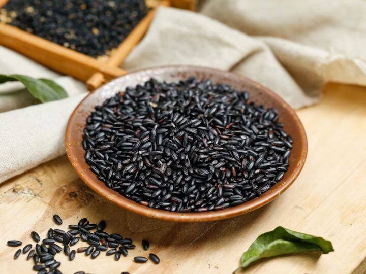 कई लोगों को कब्ज की समस्या रहती है. अगर आपभी इन लोगों में शामिल हैं तो आज से ही ब्लैक राइस का सेवन करना शुरू कर दें. इससे कब्ज की समस्या तो दूर होगी ही, साथ ही पाचन से जुड़ी दिक्कतों का भी समाधान होगा.