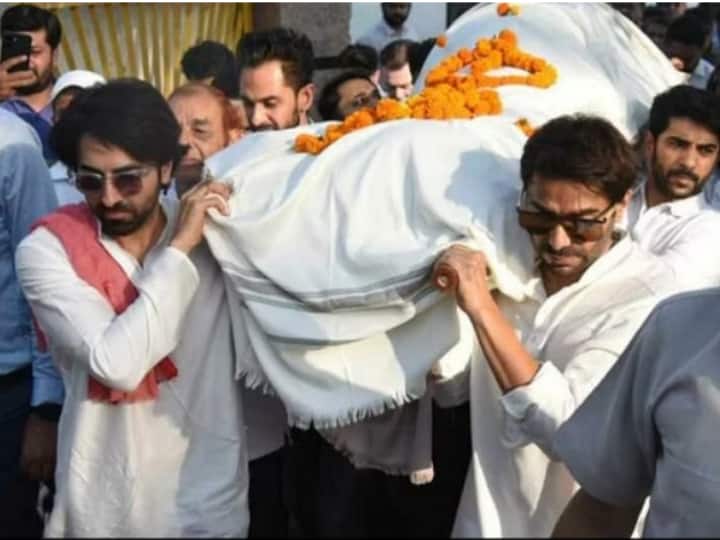 Ayushmann and Aparshakti Khurana became emotional while giving last farewell to their father died a day after his birthday पिता को आखिरी विदाई देते समय भावुक हुए Ayushmann Khurrana और अपारशक्ति, जन्मदिन के एक दिन बाद ही हुई मौत