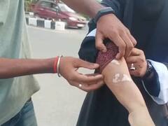 अलीगढ़ में हिंदू लड़की के बुर्का पहनने का वीडियो वायरल, AMU के प्रोफेसर ने दी सफाई