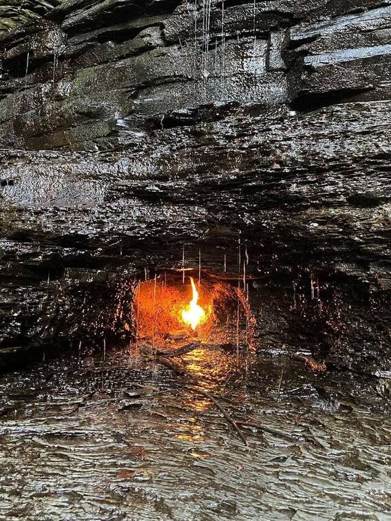 झरने के नीचे 24*7 आग जलते रहने का क्या है रहस्य?