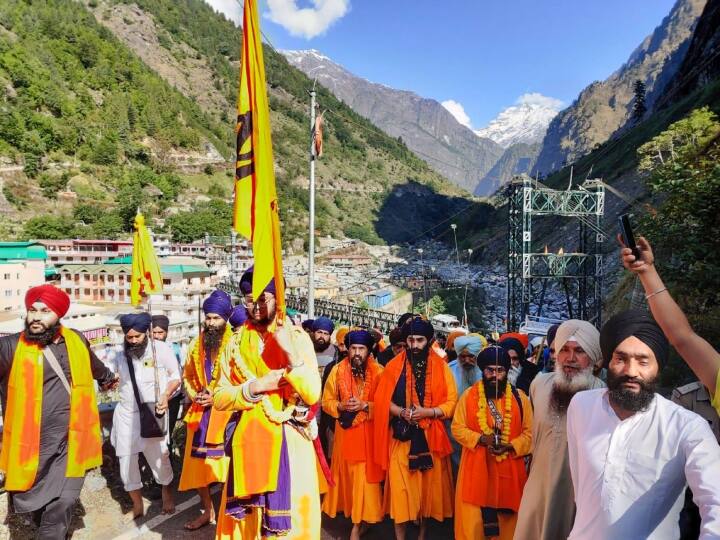 Hemkund Sahib and Lokpal Laxman temple opened today devotees took bath in the lake ANN Uttarakhand News: हेमकुंड साहिब और लक्ष्मण मंदिर के खुले कपाट, भक्तों ने सरोवर में लगाई आस्था की डुबकी