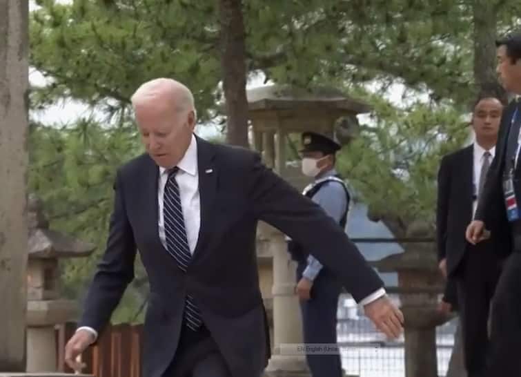 G7 summit US President Joe Biden Stumbles On Stairs In Hiroshima Japan PM Help Him during Photoshoot Watch Video Joe Biden: G7 समिट में सीढ़ियों से गिरते-गिरते बचे अमेरिकी राष्‍ट्रपति बाइडेन, लड़खड़ाने पर ऐसे खुद को संभाला देखिए