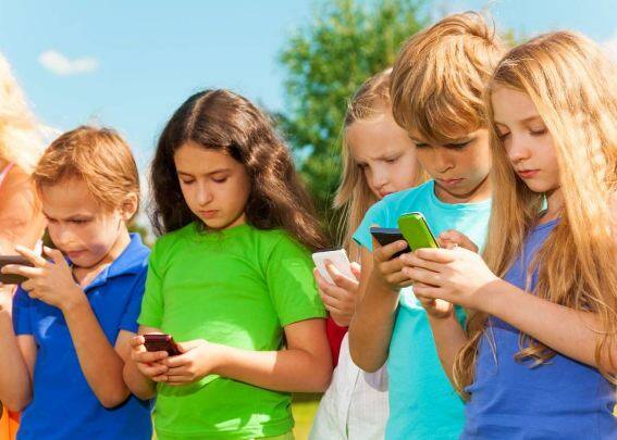 SmartPhone Bad for kids: ਜਦੋਂ ਤੁਹਾਡਾ ਬੱਚਾ ਜਾਂ ਘਰ ਦਾ ਛੋਟਾ ਬੱਚਾ ਰੋਂਦਾ ਹੈ, ਤਾਂ ਕੀ ਤੁਸੀਂ ਉਨ੍ਹਾਂ ਨੂੰ ਸ਼ਾਂਤ ਕਰਨ ਲਈ ਆਪਣਾ ਸਮਾਰਟਫ਼ੋਨ ਦਿੰਦੇ ਹੋ?